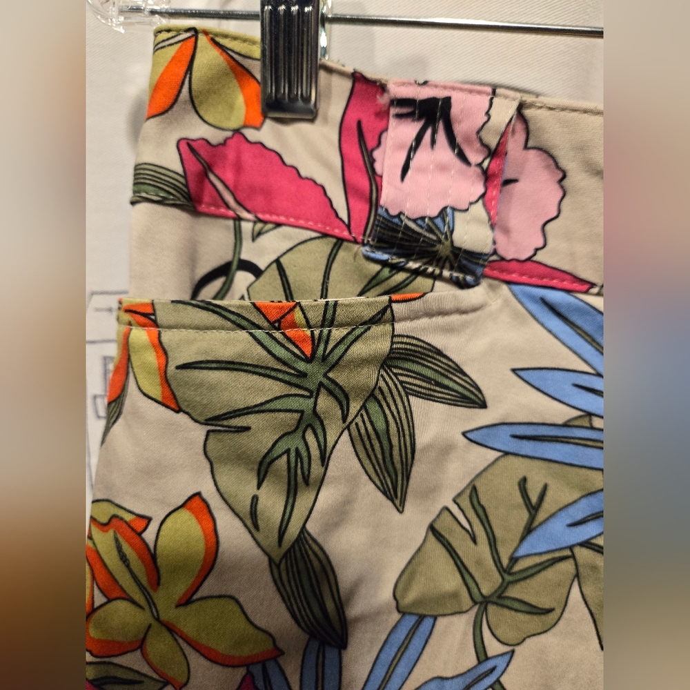 NWOT Women's White Stag Floral Capris Size 8 Petite - Picture 8 of 12